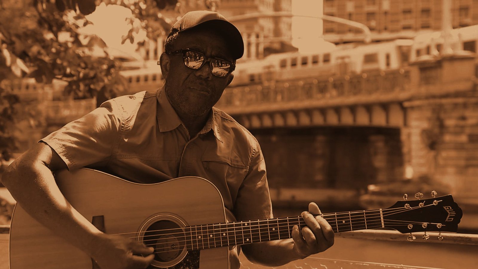 Stanley Stan et sa guitare au bord de l'eau