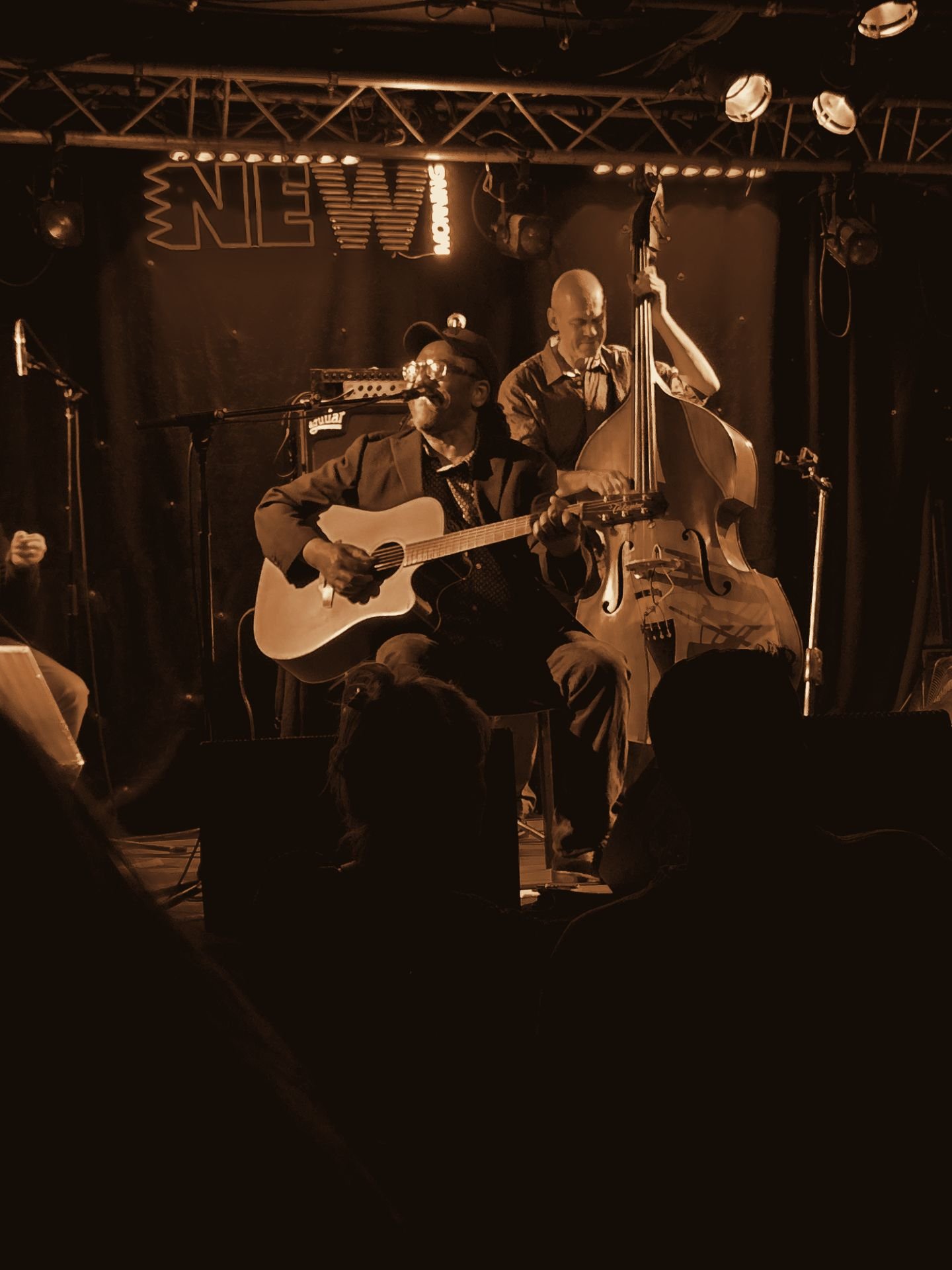 Stanley Stan sur scène, guitare acoustique